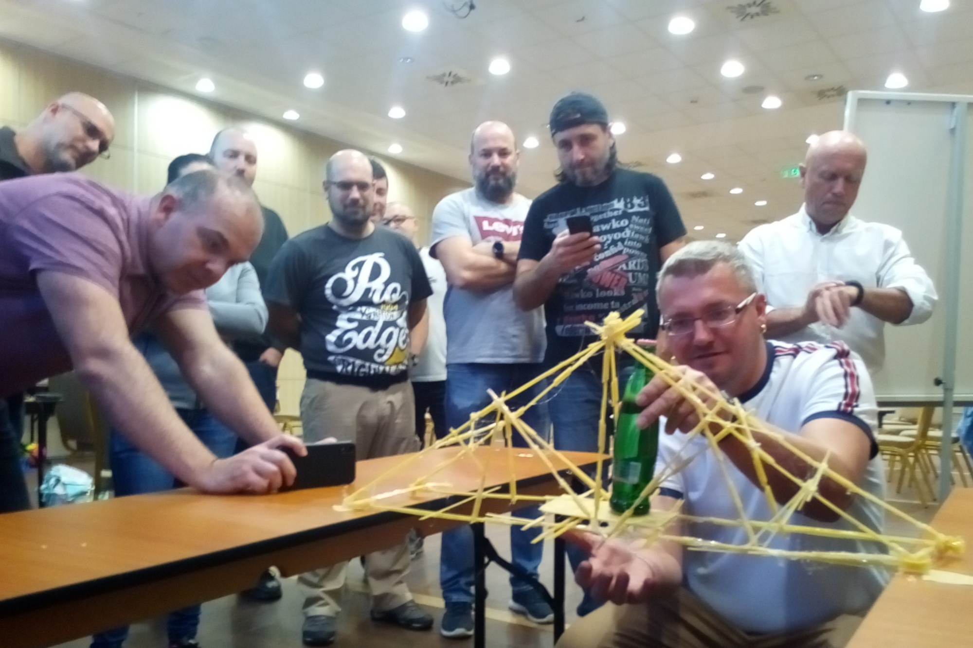 tészta-híd építés csapatkaland